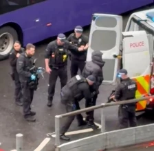 (ВИДЕО) Интервенција на итните служби на лондонскиот аеродром Хитроу: Привремено запрен сообраќај по инцидент со спреј - Либертас