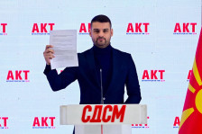 СДСМ: Свиркач открива нови детали за тендерот во Пошта: Како се пумпаат 300.000 евра годишно - Либертас