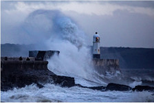 Бурата „Брам“ ја погоди Велика Британија, откажани летови и затворени патишта - Либертас
