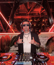 Внукот на Зоки Фаци – Виктор Митровиќ, заедно со Филип Ацковски – организираат спектакуларен дочек на Новата година во салата „Борис Трајковски“. - Либертас