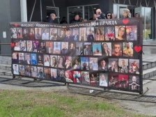 Родителите поставија транспарент со фотографиите на загинатите - Либертас