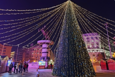 Украдена елка и украдени и оштетени украси на плоштадот „Македонија“ - Либертас