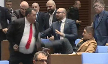 ВИДЕО: Тепачка во Собранието на Бугарија: летаа клоци и боксови - Либертас