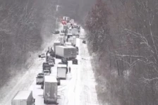Снежна бура во САД: Откажани речиси 500 летови, верижен судир помеѓу 45 возила во Индијана - Либертас