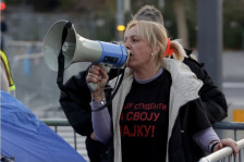 Дијана Хрка го напушти просторот пред српскиот Парламент: „Повеќе нема да знаете каде сум“ - Либертас