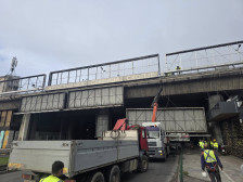 (Видео) Се отстрануваат билборди од Железничката станица Скопје – ќе нема и светлосни реклами - Либертас