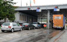 Возач остави пари на шалтерот – обид за поткуп на полицајка на „Ќафасан“ - Либертас