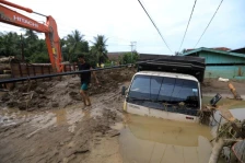 Жртвите од поплавите и лизгањето на земјиште во Индонезија надминаа илјада лица - Либертас