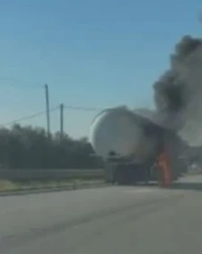 На цистерна со гас, со македонски регистарски таблички, избувнал пожар на патот Елбасан - Пеќин - Либертас