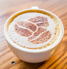 Најголемото „капучино“ со јадливо злато се служи со 10 слатки топчиња - Либертас