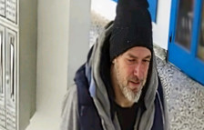 (Видео) Маж во Белград нападнал баба со нож пред нејзиниот внук во зграда - Либертас