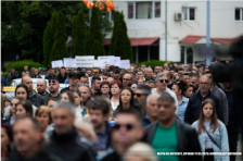 Дали судницата се претвори во „Струшки вечери на поезијата“, прашаа родителите на загинатите деца на денешниот марш во Кочани - Либертас