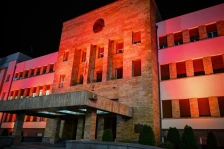 Собранието обоено во портокалова боја по повод светската кампања „16 дена активизам против родово базирано насилство“ - Либертас