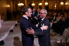 Али Акбар (73), најпознатиот колпортер на весници во Париз, доби Национален орден за заслуги - Либертас