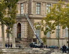 Ново видео од надзорните камери ја прикажува кражбата на скапоцен накит во Лувр во акција - Либертас