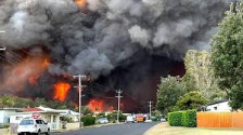 Катастрофални пожари во Викторија: Илјадници пожарникари се борат со најтешката огнена стихија од „Црното лето“ - Либертас