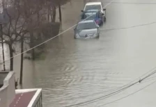 Поплави во повеќе градови во Албанија, најкритично во Драч, Лежа и Кукс, има прекин во наставата и почната е евакуација - Либертас