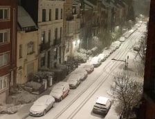 Снегот предизвика колони на патиштата и прекини во авиосообраќајот во Белгија и Холандија - Либертас