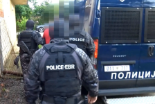 Во полициската станица Пролет приведени раководителката на УЈП Скопје, сопственик на бензински,екс пратенички. - Либертас