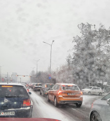 Поради снегот скопјани утрово заглавија во сообраќај и доцнеа на работа. Ѓорѓиевски не се дава, снегот не го изненадил - Либертас