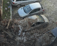 TВ Тера (Видео) Се сруши ѕид на паркинг во Битола и оштети паркирани автомобили - Либертас