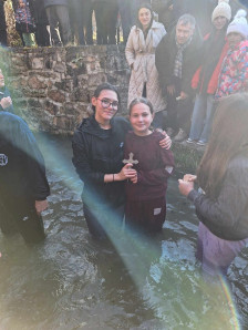 ФОТО: Марија Жилеска го фати светиот крст во с. Велмеj, Дебрца. - Либертас