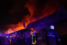 ФОТО: Голем пожар во трговскиот центар во населбата "5 Мај" во Тирана - Либертас