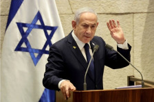 Вирална ФОТОГРАФИЈА од мобилниот телефон на Нетанјаху – ја залепил камерата со селотејп - Либертас