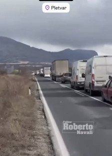 (ВИДЕО) Плетвар затворен поради протест, поставени гуми и возила - Либертас