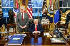 Кенеди предложи, Трамп потпиша: На мртвите не им требаат чекови, милиони долари се исплаќале на починати Американци - Либертас