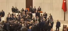 (Видео) Физичка пресметка помеѓу пратениците во Парламентот на Турција - Либертас