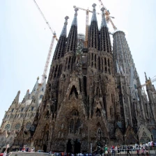 Саграда Фамилија во Барселона стана највисока црква во светот, доградена кулата во централниот дел - Либертас