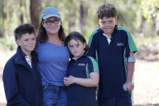 Видео: Мајката го испратила 13-годишниот син да плива  во океанот кај Австралија четири часа да го спаси семејството - Либертас