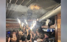 Момчето на загинатата келнерка сведочеше: Еден час се борев да ѝ го спасам животот по пожарот во швајцарскиот клуб - Либертас