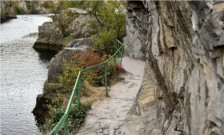 Опасност од уривање карпи во Матка, движењето по патеката е забрането - Либертас