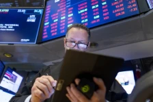 Си-Ен-Ен: Американските фирми и потрошувачи сносат 90 проценти од трошоците за царините на Трамп - Либертас