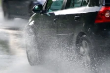 Сообраќајот по влажни коловози - Либертас