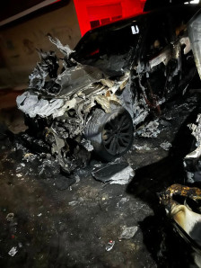 ПРВИ ФОТОГРАФИИ: Џип Range Rover на полициски инспектор е запален ноќеска во Македонија - Либертас