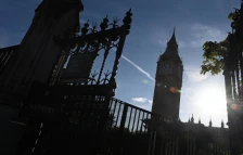 Велика Британија истражува дали Епстин користел воздухопловни бази за трговија со девојки - Либертас