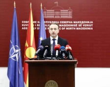 Платите на функционерите ќе се скратат од 10.000 до 13.000 денари – парите ќе одат за здравството и образованието - Либертас