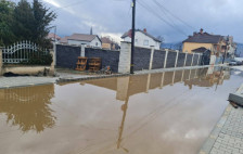 Потоп во Кичево: 250 луѓе се згрижени во градската спортска сала, граѓаните сами ја исфрлаат водата од домовите - Либертас