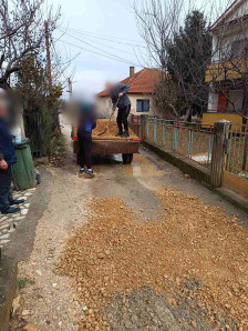 (Фото) Граѓаните на општина Кисела Вода сами си ги санираат улиците - Либертас