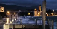 (ВИДЕО) Хаос во Далмација: Циклонска плима го поплави крајбрежјето, жителите креваат бариери додека морето расте - Либертас