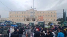 Десетици трактори пред грчкиот Парламент во центарот на Атина – земјоделците со порака дека нивната битка продолжува - Либертас