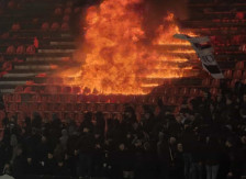 (Видео) Пожар на јужната трибина го прекина 178. вечно дерби во Белград - Либертас