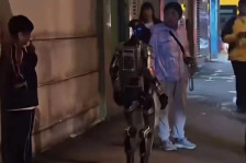 Хуманоиден робот „уапсен“ во Кина откако исплашил постара жена - Либертас