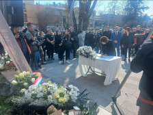 ГАЛЕРИЈА: Граѓани и политичари се потпишуваат во книгата на жалост на плоштадот во Кочани - Либертас