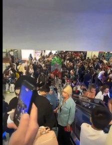 На аеродромот во Дубаи илјадници патници заглавени, летови се откажуваат и доцнат поради ескалација на судирот со Иран - Либертас