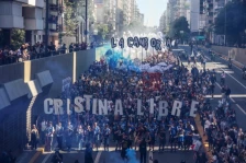 Десетици илјади на марш во Буенос Аирес во спомен на жртвите на диктатурата - Либертас