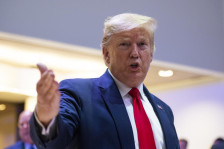 Трамп вели дека ќе распореди агенти на американската Служба за имиграција и царина на аеродромите поради застој во финансирањето - Либертас